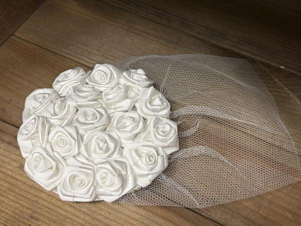 Blomsterhatt hvit med slør