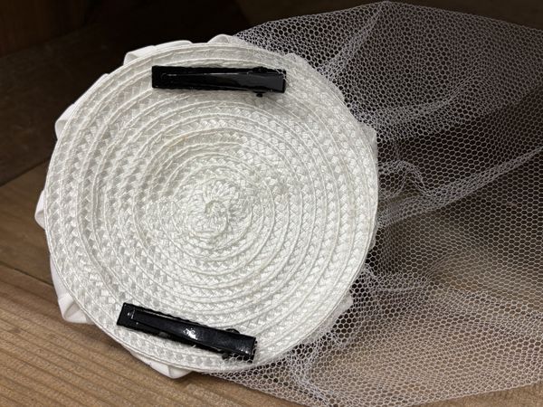 Blomsterhatt hvit med slør